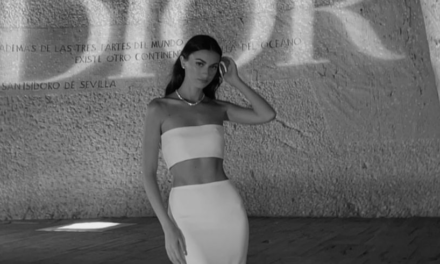 El micro top con falda larga es el nuevo vestido de moda, palabra de Meri Lozano