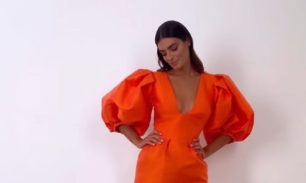 Susana Bicho deslumbra con el vestido mini de invitada más colorido y divertido