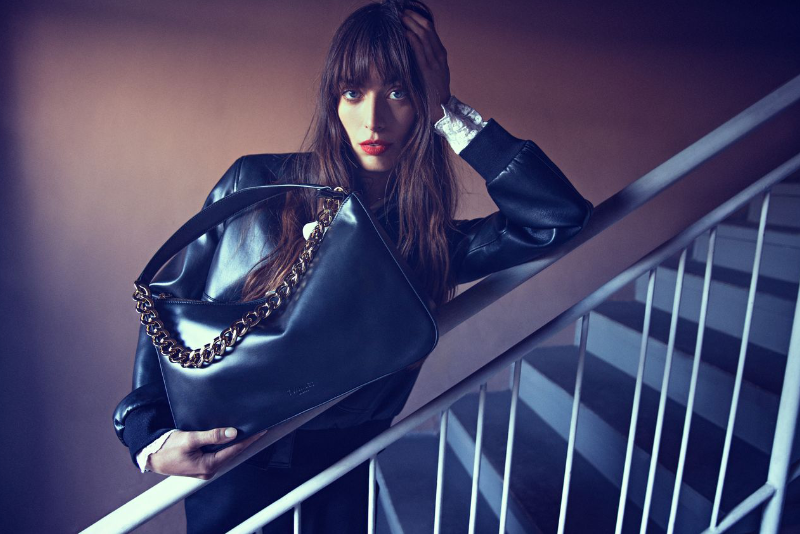 TWINSET presenta su bolso icono LILIANE interpretado por la IT-GIRL LOUISE FOLLAIN