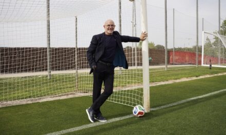El armario del campeón: las prendas de elPulpo que han definido el estilo de Luis de la Fuente durante el Mundial