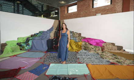 Un hilo rojo une a la moda española por Venezuela en «100 Metros de Moda Solidaria»