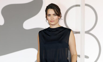 ELLA RUMPF VISTE DE FENDI EN EL 83º FESTIVAL INTERNACIONAL DE CINE DE VENECIA