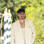 EL ACTOR LUCA MARINELLI CON TOTAL LOOK FENDI EN EL FESTIVAL DE CINE DE VENECIA