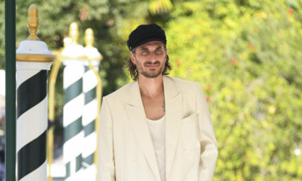 EL ACTOR LUCA MARINELLI CON TOTAL LOOK FENDI EN EL FESTIVAL DE CINE DE VENECIA