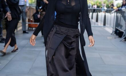 H.E.R LLEVÓ UN TOTAL LOOK DE TORY BURCH FW26
