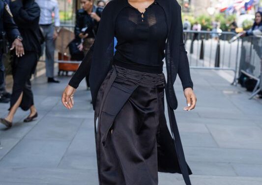 H.E.R LLEVÓ UN TOTAL LOOK DE TORY BURCH FW26