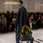 PEEKABOO TOTE LARGE BAG: EQUILIBRIO PERFECTO ENTRE ELEGANCIA Y VERSATILIDAD