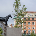 El hotel Thompson Madrid y Travesía Cuatro presentan El rumor de la discordia, la obra de Gonzalo Lebrija que transforma el paisaje de la Plaza del Carmen