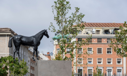 El hotel Thompson Madrid y Travesía Cuatro presentan El rumor de la discordia, la obra de Gonzalo Lebrija que transforma el paisaje de la Plaza del Carmen