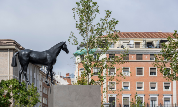 El hotel Thompson Madrid y Travesía Cuatro presentan El rumor de la discordia, la obra de Gonzalo Lebrija que transforma el paisaje de la Plaza del Carmen